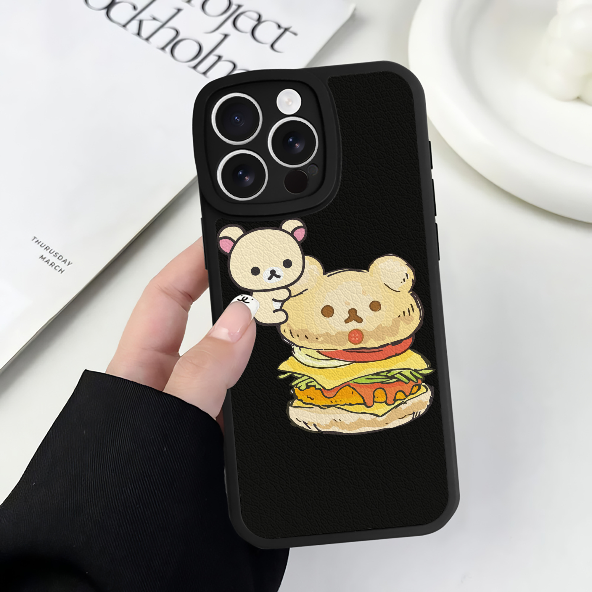 （画像用） リラックマ リラックマ キイロイトリ Rilakkuma Korilakkuma Kiiroitori 【iPhone 16シリーズ対応】シリコンスマホケース（レザー調） 材質：シリコン